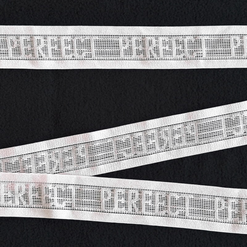 حزام مكتوب عليه حروف